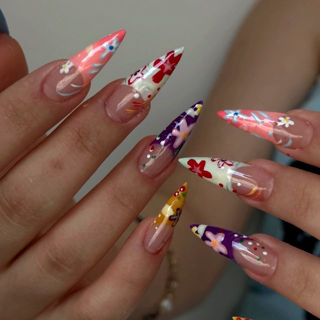 Renkli çiçek desenli stiletto nail art