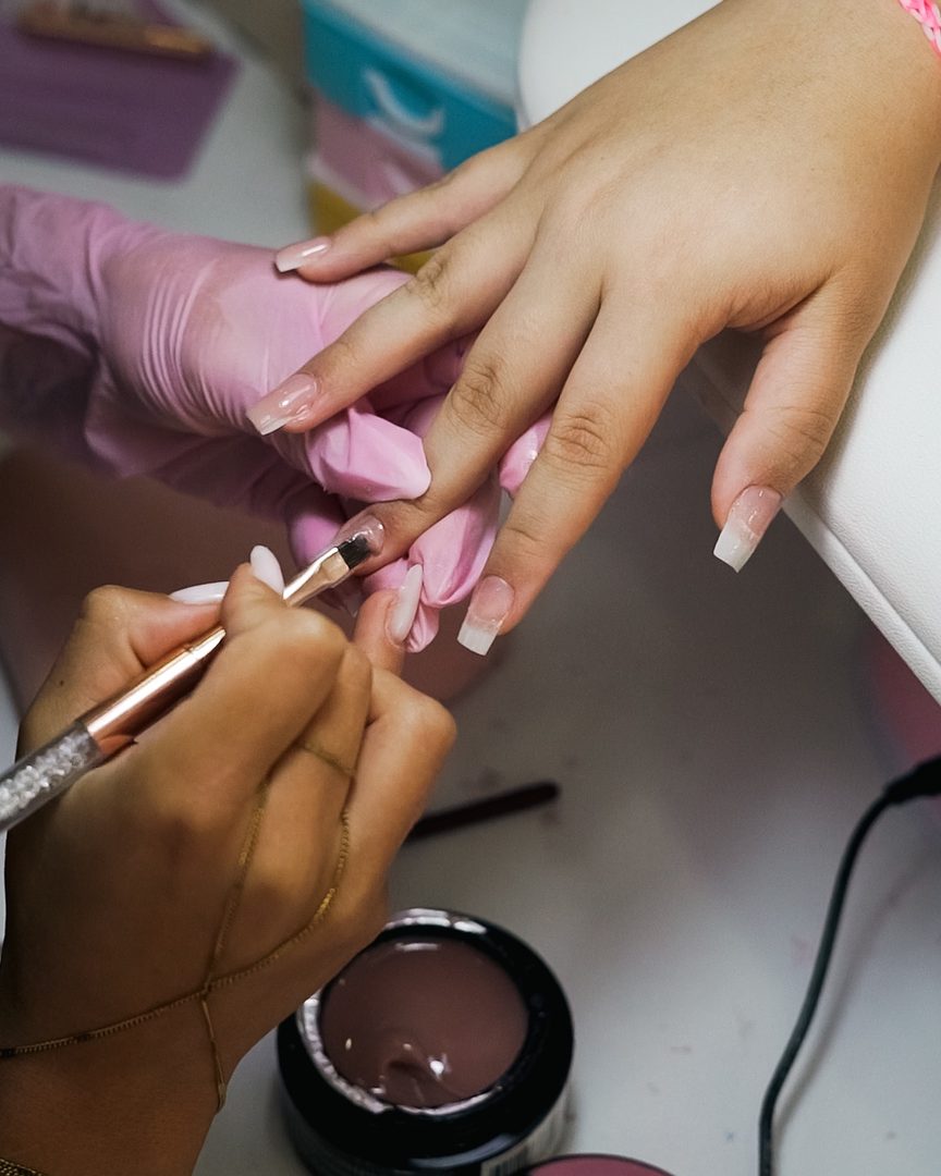 Dalyan Nails Yelizce stüdyosunda fırçayla nail art uygulaması